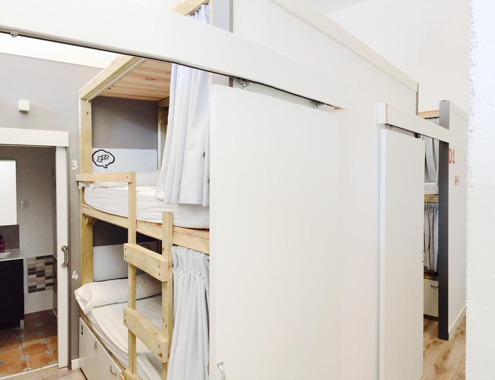Einzelbett im gemischten Vier-Bett-Schlafsaal mit eigenem Bad